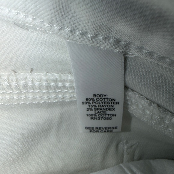 EST. 1946 White Lace Denim Shorts Size 14 Hi Rise Raw Hem Summer Boho Chic - Picture 4 of 7